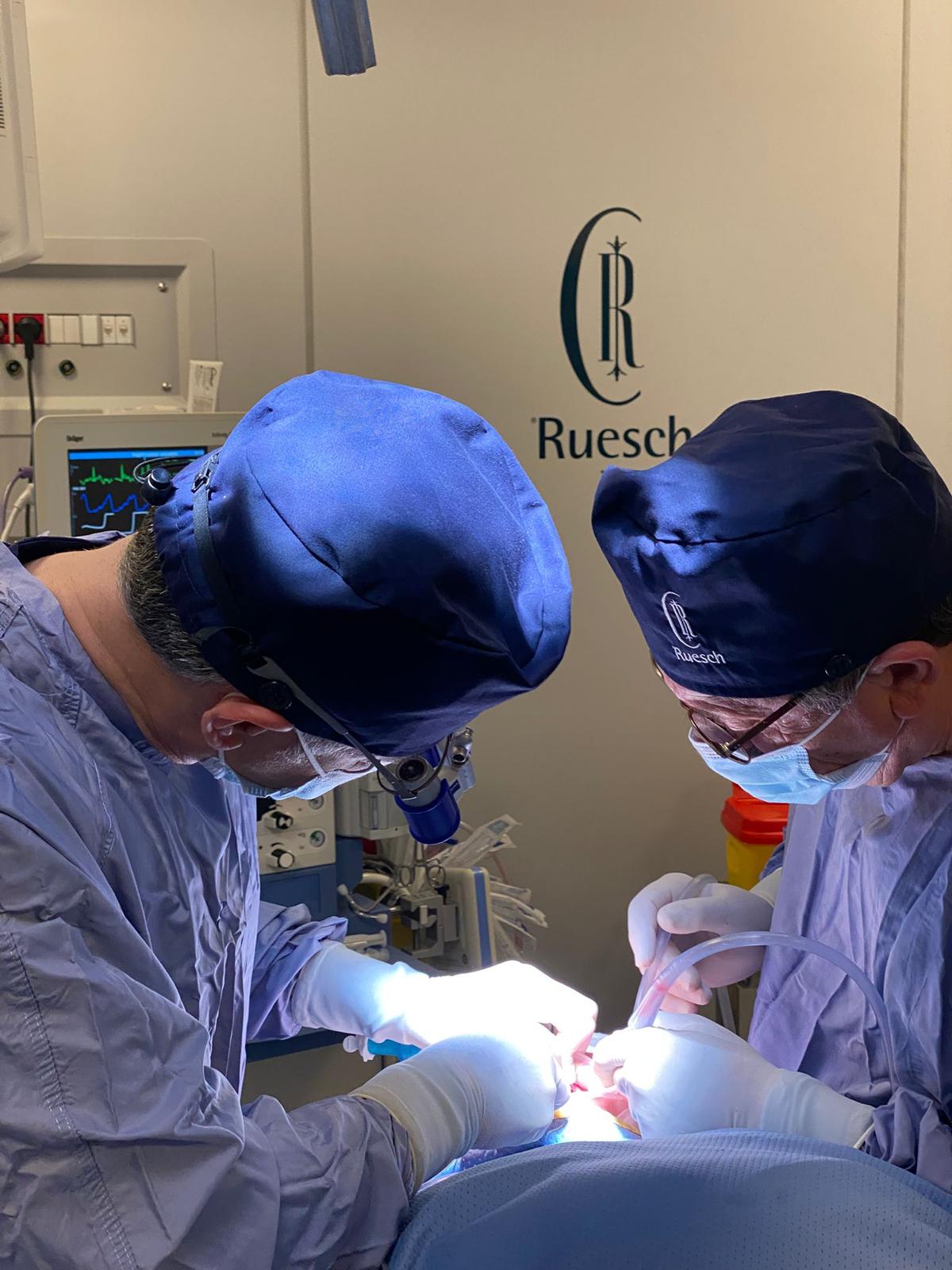 Equipe chirurgica odontostomatologica in sala operatoria Clinica Ruesch
